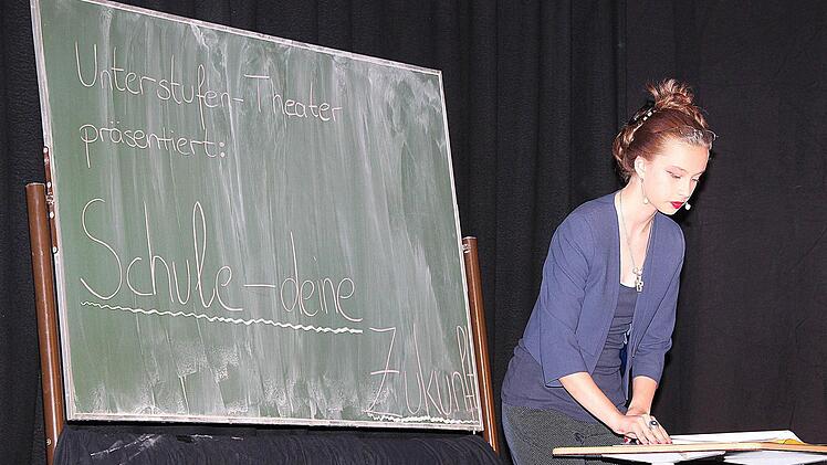 Schüler zeigten in dem Stück "Schule - Deine Zukunft" Szenen aus dem Alltag. Foto: Dieter Britz