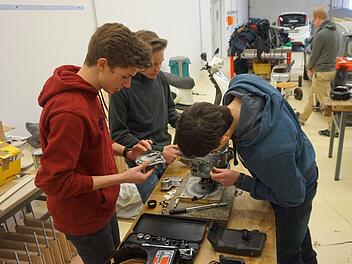 Hier demontiert Jonathan Romankiewicz zusammen mit weiteren Camp-Teilnehmern einen Viertaktmotor.privat