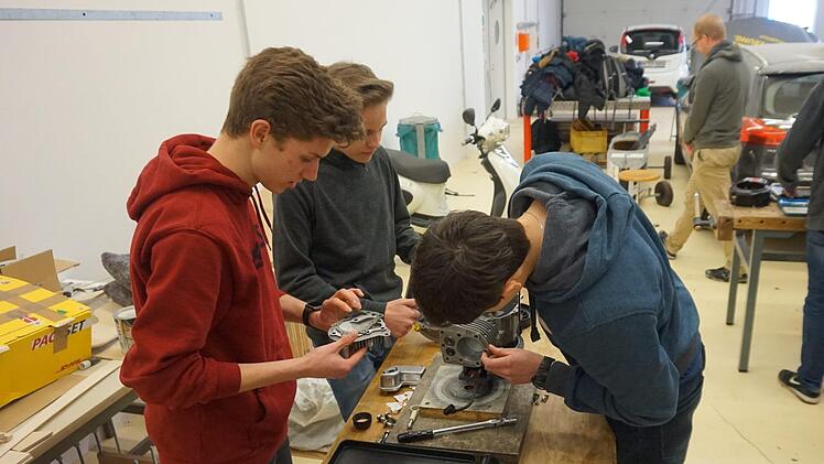 Hier demontiert Jonathan Romankiewicz zusammen mit weiteren Camp-Teilnehmern einen Viertaktmotor.privat