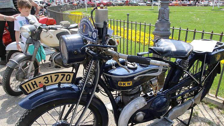Impressionen vom 15. Coburger Old- und Youngtimertreffen auf dem Schlossplatz.Foto: Wolfgang Desombre