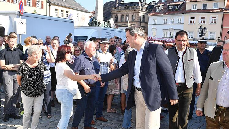 Der Ministerpräsident muss viele Hände schütteln.Foto: Ronald Rinklef