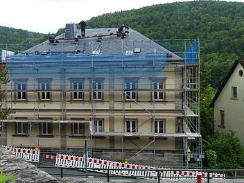 Das Dekanatsgebäude hat ein neues Dach. Foto: Paul Pöhlmann