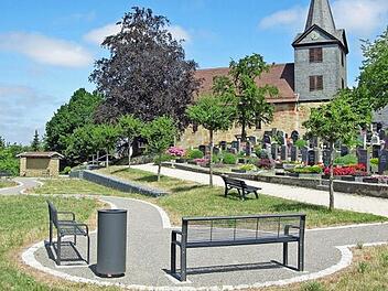 Mit der Neugestaltung der Zugangsbereiche und Flächen südlich der Moritzkirche hat die Kommune im Sonnefelder Friedhof Raum für neue Bestattungsformen geschaffen Foto: Klaus Oelzner