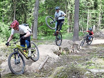 Mehr als 50 mountainbike-begeisterte Helfer haben am Krappenberg einen schmalen, aber durchaus anspruchsvollen Trail von ca. 1,4 Kilometern gebaut.