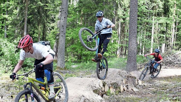 Mehr als 50 mountainbike-begeisterte Helfer haben am Krappenberg einen schmalen, aber durchaus anspruchsvollen Trail von ca. 1,4 Kilometern gebaut.