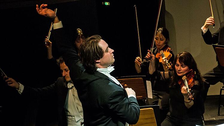 'Impressionen vom Sinfoniekonzerte "All'italiana" im Landestheater Coburg. Am Dirigentenpult stand Coburgs neuer Generalmusikdirektor Daniel Carter.Foto: Jochen Berger