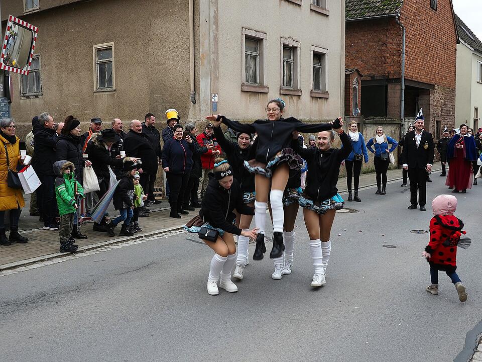 Mit vielen Fuß- und Musikgruppen