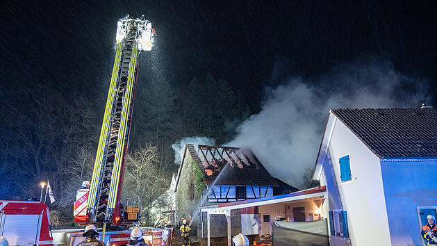 Lauter Knall weckt Anwohner in der Silvesternacht: Scheune in Dorgendorf bei Baunach geht in Flammen auf