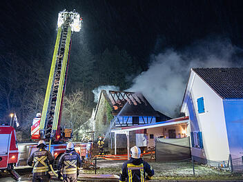 Lauter Knall weckt Anwohner in der Silvesternacht: Scheune in Dorgendorf bei Baunach geht in Flammen auf