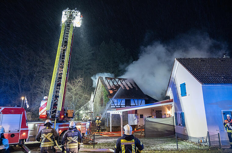 Lauter Knall weckt Anwohner: Scheune in Baunach geht in Flammen auf