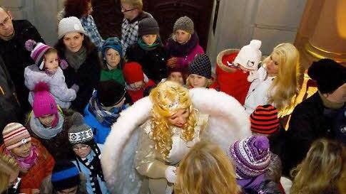 Das Christkind war nach der Markteröffnung sofort dicht umlagert. Für die Kinder gab's Süßes, für die Erwachsenen gute Worte.