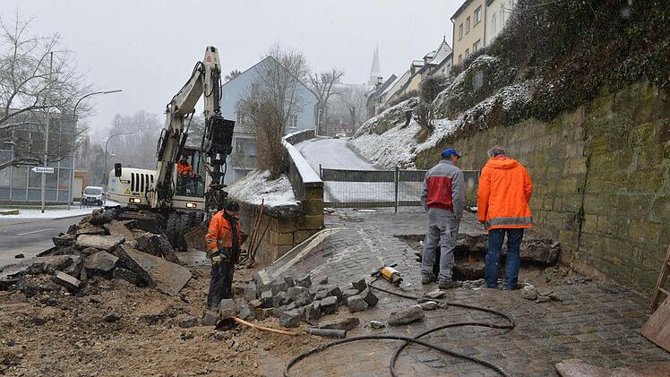 Die Schäden nach dem Wasserrohrbruch am Maienbrunnen . Foto:Ronald Rinklef