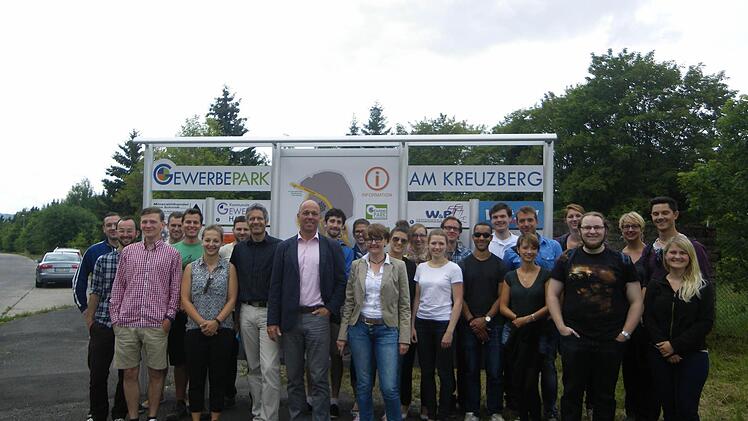 Gruppenbild mit Bürgermeister: 23 Studenten der Universität Würzburg informierten sich über die Geschichte Wildfleckens. Foto: Regina Rinke