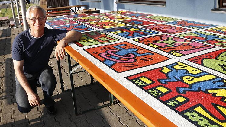 Dieses bislang größte Puzzle der Welt hat 32 000Teile. Doch Peter Schubert arbeitet bereits an einem Puztzle mit 33 600 Teilen.