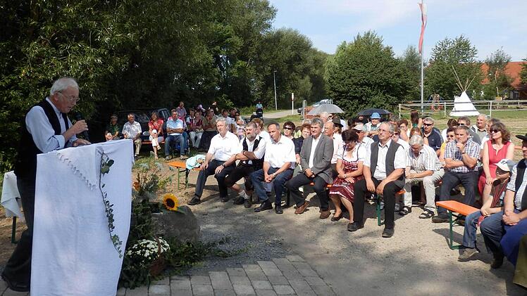 Heinrich Weisel spricht vor den Gästen der Segensfeier. Foto: Brigitte Hamm