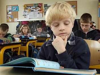 Wie geht's nach der vierten Klasse weiter? Immer mehr Kinder zerbrechen sich schon in der Grundschule den Kopf. Symbolbild: Martin Schutt dpa/lth