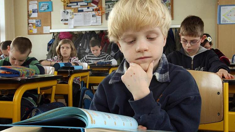 Wie geht's nach der vierten Klasse weiter? Immer mehr Kinder zerbrechen sich schon in der Grundschule den Kopf. Symbolbild: Martin Schutt dpa/lth