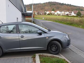 Die Rewe-Zufahrt in der Hennebergstraße ist gefährlich und eigentlich für Fahrzeuge gesperrt. Foto: Klaus-Peter Wulf