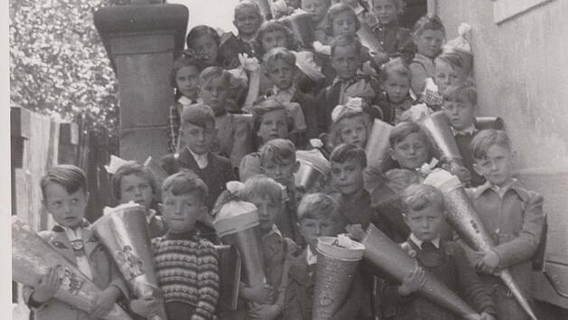 Die Steinwiesener Kinder mit ihrer Lehrerin "Fr&auml;ulein" Grahl bei der Einschulung Mitte des vorigen Jahrhunderts. Im selben Schulgeb&auml;ude wohnten und unterrichteten damals auch Ordensfrauen der "Armen Schulschwestern von Unserer Lieben Frau" aus M&uuml;nchen. Das ehemalige Schulhaus ist heute Rathaus der Marktgemeinde Steinwiesen.  Foto: Schularchiv Steinwiesen