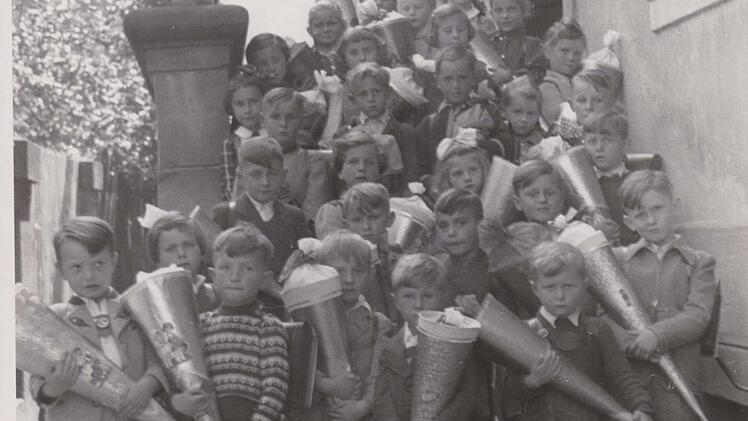 Die Steinwiesener Kinder mit ihrer Lehrerin "Fr&auml;ulein" Grahl bei der Einschulung Mitte des vorigen Jahrhunderts. Im selben Schulgeb&auml;ude wohnten und unterrichteten damals auch Ordensfrauen der "Armen Schulschwestern von Unserer Lieben Frau" aus M&uuml;nchen. Das ehemalige Schulhaus ist heute Rathaus der Marktgemeinde Steinwiesen.  Foto: Schularchiv Steinwiesen