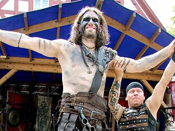 Ein Spektakel beim Mittelalterfest in Herzogenaurach. Wie kann das sein? Die Nagelbretter können der Artistin nichts anhaben. Fotos: Richard Sänger