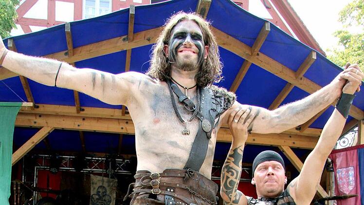 Ein Spektakel beim Mittelalterfest in Herzogenaurach. Wie kann das sein? Die Nagelbretter können der Artistin nichts anhaben. Fotos: Richard Sänger