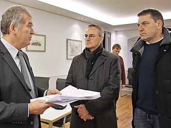Roland Seubert und Robert Arenz (von rechts) übergeben Bürgermeister Hans Beck im Rathaus die Listen mit den Unterschriften. Foto: Evi Seeger