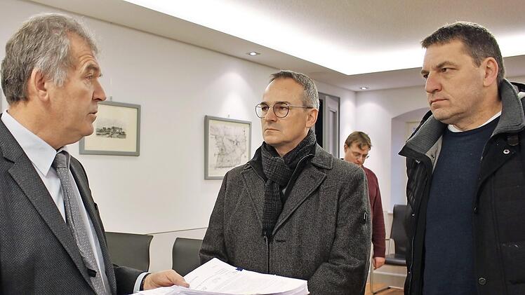 Roland Seubert und Robert Arenz (von rechts) übergeben Bürgermeister Hans Beck im Rathaus die Listen mit den Unterschriften. Foto: Evi Seeger