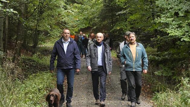 B&uuml;rgermeister Matthias B&auml;uerlein, Landrat Wilhelm Schneider und Forstbetriebsleiter Ulrich Mergner wanderten zusammen mit weiteren G&auml;sten ein Teilst&uuml;ck des Drei-W&auml;lder-Weges. Christian Licha