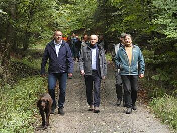 Bürgermeister Matthias Bäuerlein, Landrat Wilhelm Schneider und Forstbetriebsleiter Ulrich Mergner wanderten zusammen mit weiteren Gästen ein Teilstück des Drei-Wälder-Weges. Christian Licha