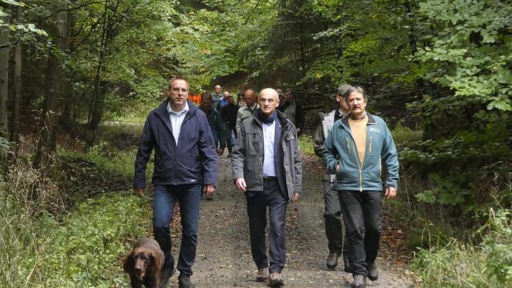 Bürgermeister Matthias Bäuerlein, Landrat Wilhelm Schneider und Forstbetriebsleiter Ulrich Mergner wanderten zusammen mit weiteren Gästen ein Teilstück des Drei-Wälder-Weges. Christian Licha