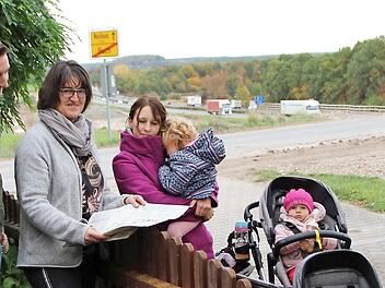Andreas Hahn, Monika Pfann und Stefanie Hahn (von links am Gartenzaun) haben sich mit dem A3-Ausbau arrangiert.