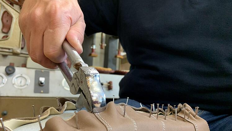 Neuanfertigungen oder Reparaturen sind feinste Handarbeit.  Foto: Anja Vorndran