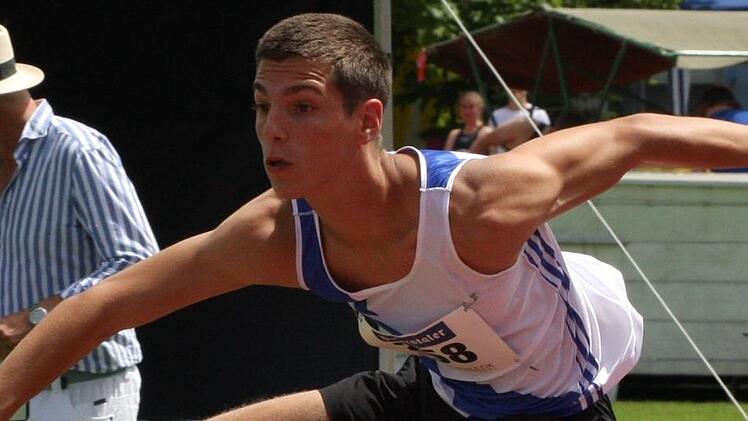 Moritz Fischer (224) vom TSV Bad Kissingen verpasste über die 400 Meter Hürden das Finale. Später über die 110 Meter Hürden zeigte er eine starke Leistung und blieb erneut unter 15 Sekunden. Foto: Reinhold Nürnberger