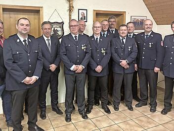 Bürgermeister Norbert Walter, KBM Oliver Kronester, Landrat Alexander Tritthart, Bernd Franke, Wolfgang Junggunst, Robert Kellermann, Jürgen Wehner, Manfred Köberlein, Tobias Weiß, Thomas Wolf, Harald Junggunst, Kommandant Jürgen Wellein (von link...