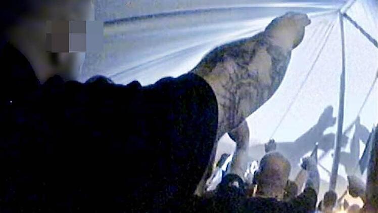 Mit dem Hitlergruß (hier ein Symbolbild aus der Dokumentation "Blut muss fließen") verabschiedet sich der Angeklagte beim Kulmbacher Busbahnhof von einem jungen Mann. Das Schöffengericht Kulmbach zieht den jungen Mann mit dem Spitznamen "der Nazi" für zwei Jahre und einen Monat aus dem Verkehr. Screenshot: Kuban/Ohlendorf