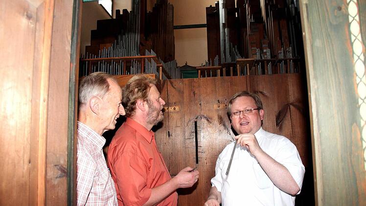 Bild 4,5: von li: Armin Goß, Wolfgang Kießling, Pfarrer Thomas Ringer