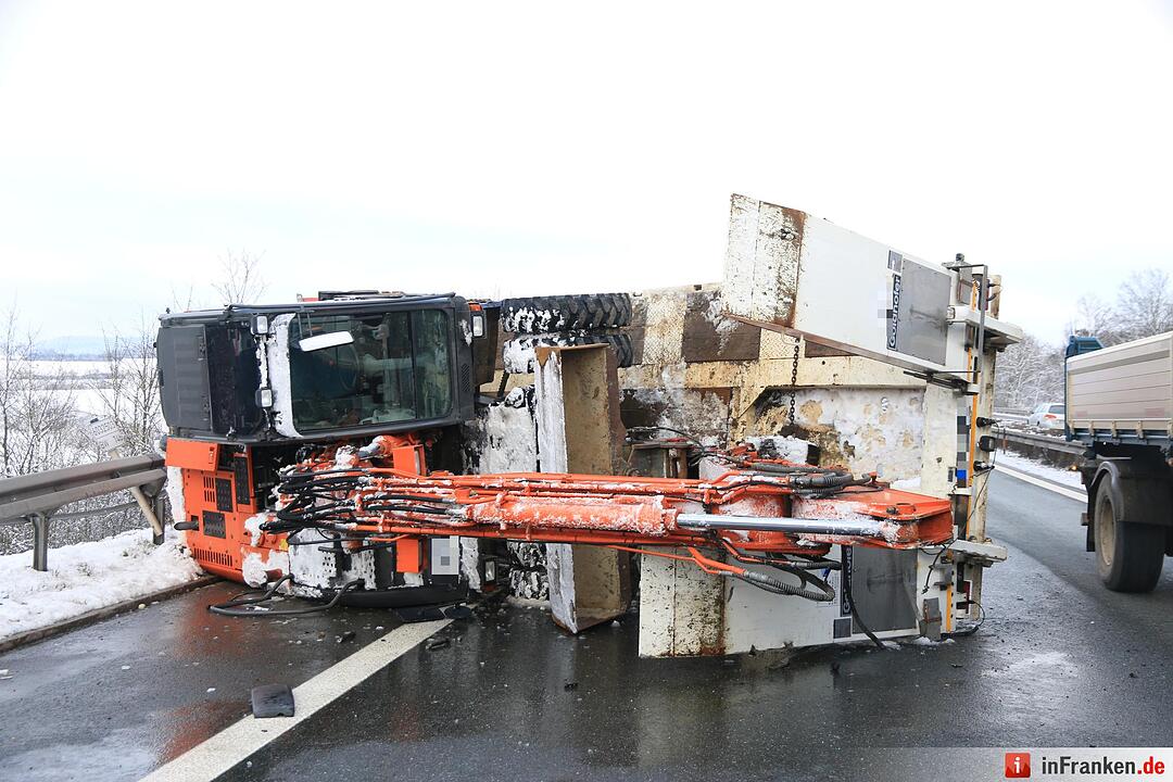 Lkw-Unfall auf A70: Bagger kippt auf Fahrbahn