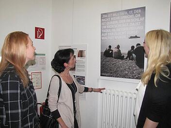 Franziska Bartl von der Coburger Koordinierungsstelle "Partnerschaft für Demokratie in der Stadt Coburg" führt Heike Schreiner, Sprecherin des Coburger Jugendforums, und Ulrike Jakob durch die Ausstellung in der Stadtbücherei. Foto: Martin Koch