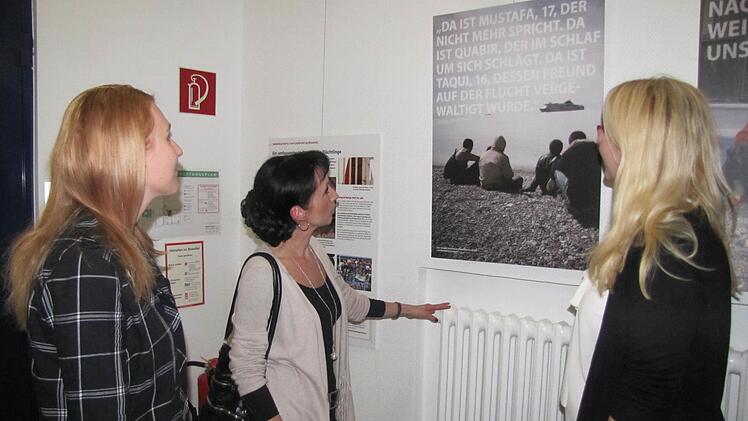 Franziska Bartl von der Coburger Koordinierungsstelle "Partnerschaft für Demokratie in der Stadt Coburg" führt Heike Schreiner, Sprecherin des Coburger Jugendforums, und Ulrike Jakob durch die Ausstellung in der Stadtbücherei. Foto: Martin Koch