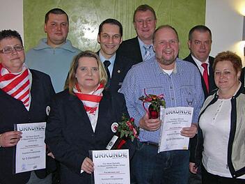 Mit Urkunden und Auszeichnungsnadeln wurde der Einsatz der BRK-Bereitschaftsmitglieder Sonnefeld gewürdigt (von links): Anette Metzner, Uwe Jaworsky, Michaela Lech, Daniel Völler, Michael Keilich, Jochen Malter, Heiko Metzner, Lilia Agapkin, Heiko Lech.Foto: Klaus Oelzner