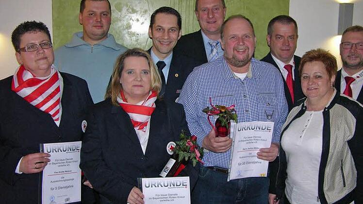 Mit Urkunden und Auszeichnungsnadeln wurde der Einsatz der BRK-Bereitschaftsmitglieder Sonnefeld gewürdigt (von links): Anette Metzner, Uwe Jaworsky, Michaela Lech, Daniel Völler, Michael Keilich, Jochen Malter, Heiko Metzner, Lilia Agapkin, Heiko Lech.Foto: Klaus Oelzner