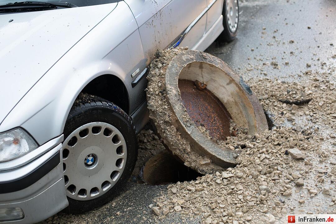 Unwetter in Mittelfranken: Überschwemmung, Blitzschlag, Straßenschäden