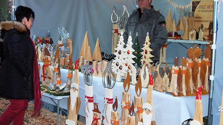 Jede Menge Kunsthandwerk gibt es bei der Aschacher Schlossweihnacht.  Foto: Sigismund von Dobschütz