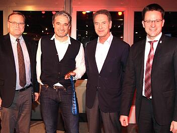 Während Gerd Schönfelder (2. v. l.) mit 16 Paralympics-Goldmedaillen international für Furore gesorgt hat, freuen sich OB Andreas Starke, Michael Stoschek und Geschäftsführer Rolf Beyer auf den nächsten Entwicklungsschritt der Brose Bamberg. Foto: Bertram Wagner