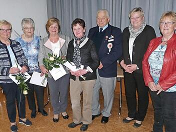 Ehrungen f&uuml;r 25- und 30-j&auml;hrige Treue zum Marienverein Meeder (von links): Birgit Bohl, Gudrun Kob, Karin Leineweber, Gitta Gerlicher, G&uuml;nter Meyer, Renate Hofmann und Waltraud Schuster  Fotos: Karin G&uuml;nther