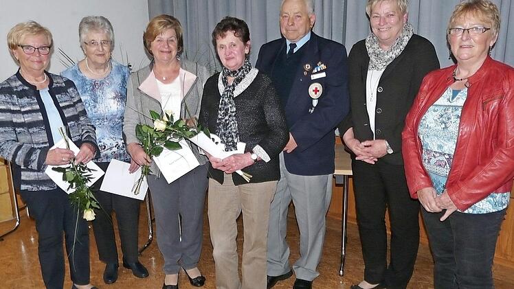 Ehrungen f&uuml;r 25- und 30-j&auml;hrige Treue zum Marienverein Meeder (von links): Birgit Bohl, Gudrun Kob, Karin Leineweber, Gitta Gerlicher, G&uuml;nter Meyer, Renate Hofmann und Waltraud Schuster  Fotos: Karin G&uuml;nther