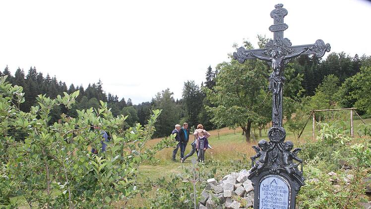 Das Kruzifix im Garten der Familie Lokies verk&uuml;ndet das Motto der Familie: "Wachsen und Gedeihen liegt in des Himmels Hand."