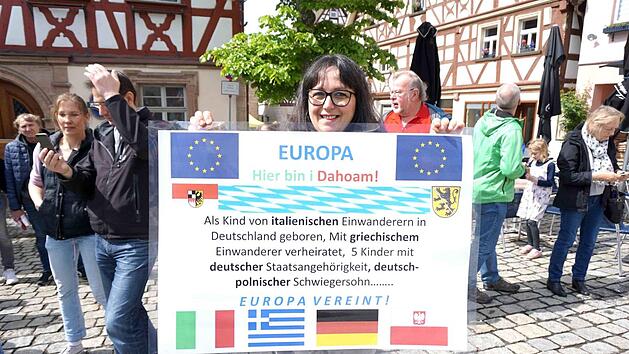 Eine Kundgebungsteilnehmerin pr&auml;sentierte plakativ, dass Europa vereint.   Foto: Richard S&auml;nger