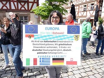 Eine Kundgebungsteilnehmerin präsentierte plakativ, dass Europa vereint.   Foto: Richard Sänger